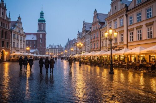 Zimowy wieczór na zabytkowym rynku w Polsce z oświetlonymi latarniami i przechodniami w ciepłych ubraniach